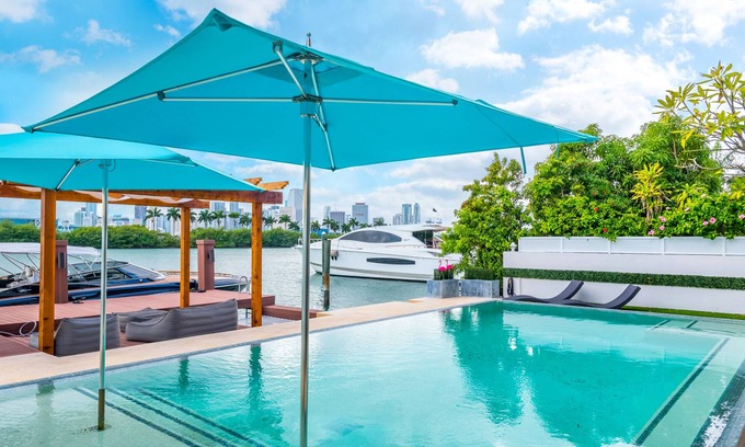 Venetian Islands Villa | Luxury Contemporary Waterfront Villa on Miami Beach