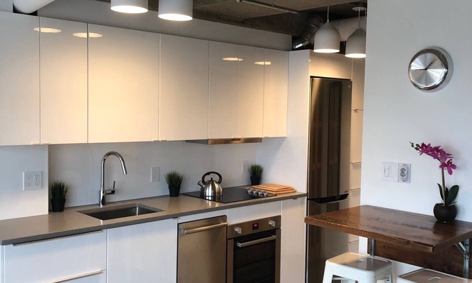 Gastown Condo | Luxury Downtown Vancouver Condo in Trendy Gastown, w/Private South-facing Deck