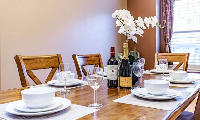 West Edmonton Apartment | Luxury Escape, A/C, Ping-Pong, π¨βπ©βπ§βπ¦ Friendly, BBQ, Heated Garage