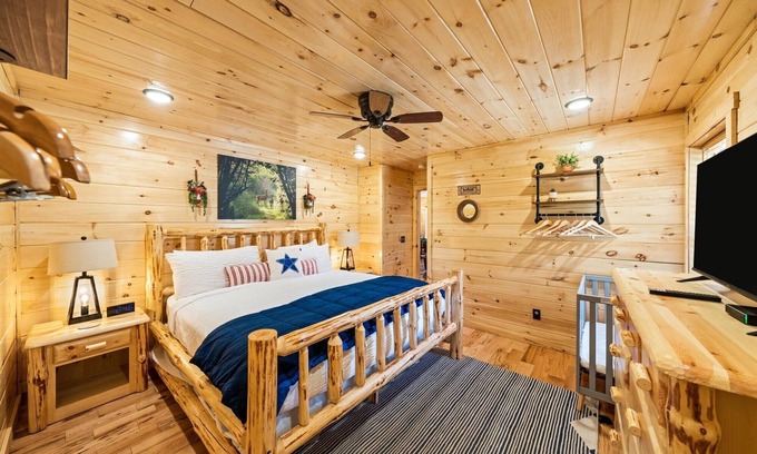 White Oak Lodge Cabin | Luxury Family Getaway. Close 2GTBurg DWNTN. HotTub .Games. Karaoke. Coffee Bar.