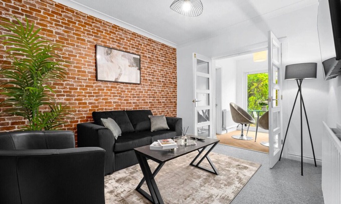 Great Barr House | Luxury Four Bedroom House - Garden - Parking - Great Barr