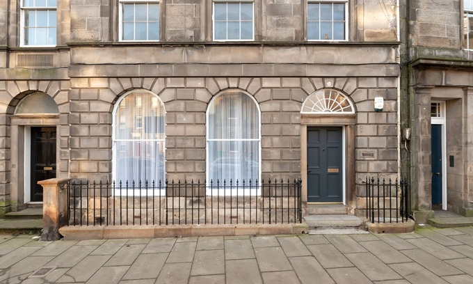 Leith Apartment | Luxury Georgian City Retreat - Hot Tub - Patio