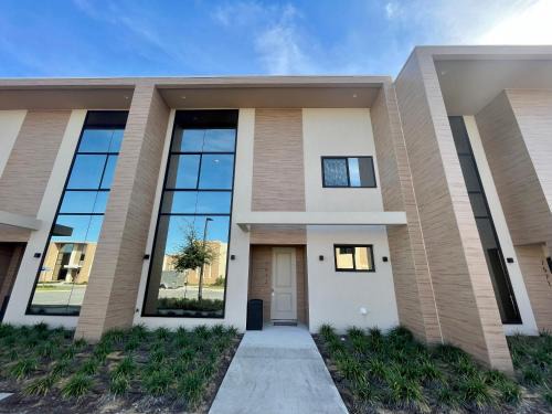 Florida Central Atlantic Coast Villa | Luxury Home in Orlando with private Hot Tub - 7 Min from Disney Parks - 3 bedrooms and 4 bathrooms!