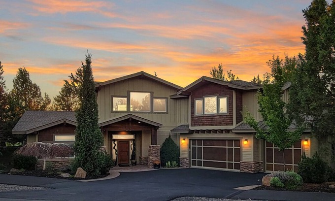 Redmond House | Luxury Home- On the Golf Course w/Private Hot Tub