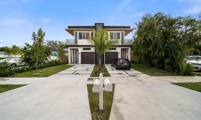 Victoria Park House | Luxury Home w 2 Pools near Beach