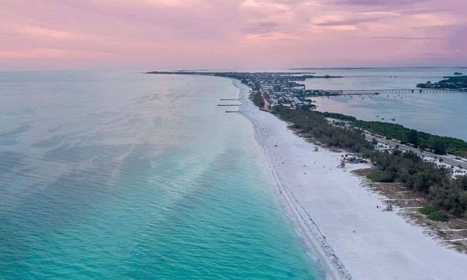 Holmes Beach House | Luxury Italian Villa, Across From The Gulf, Heated Pool, Pool Bar, Game Room