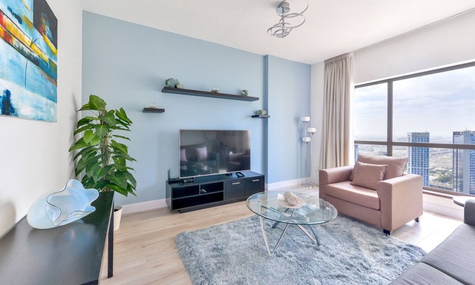 Dubai Marina Apartment | Luxury JBR Shams - Sea or Marina View - Free Beach Resorts Access!