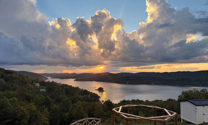 Maynardville House | Luxury Mountain & Lakeside Retreat with Hot Tub