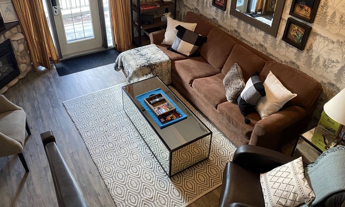 Cougar Creek House | Luxury Mystic Hot Pools Townhouse