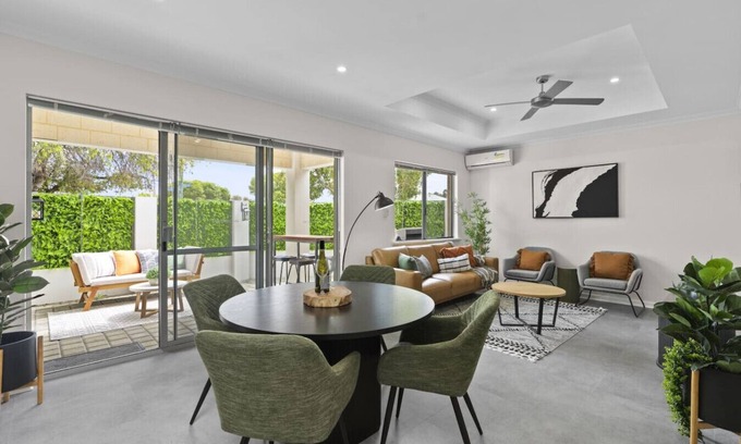 Nollamara Apartment | Luxury on Lewes - 3BR | Free Wi-Fi