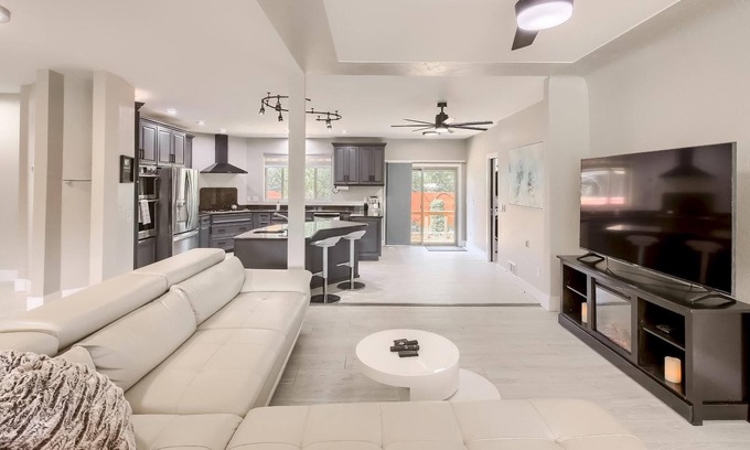 Bel Aire House | Luxury Retreat w/ Steam Shower+gym+office+ gourmet kitchen 4.4 miles to downtown