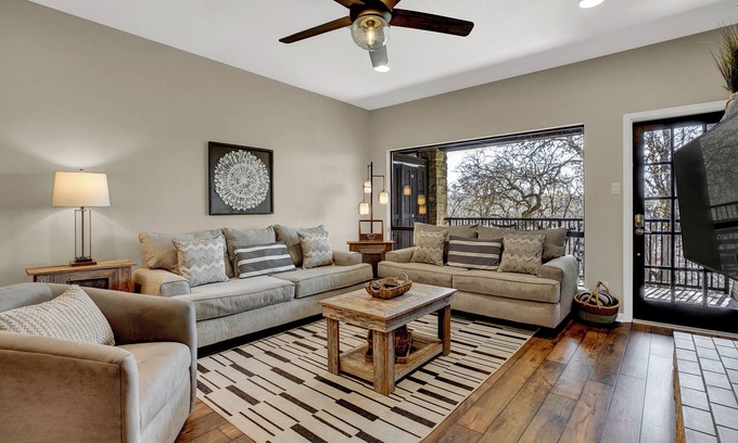 New Braunfels Condo | Luxury Riverfront Condo 1 BLK to Schlitterbahn!