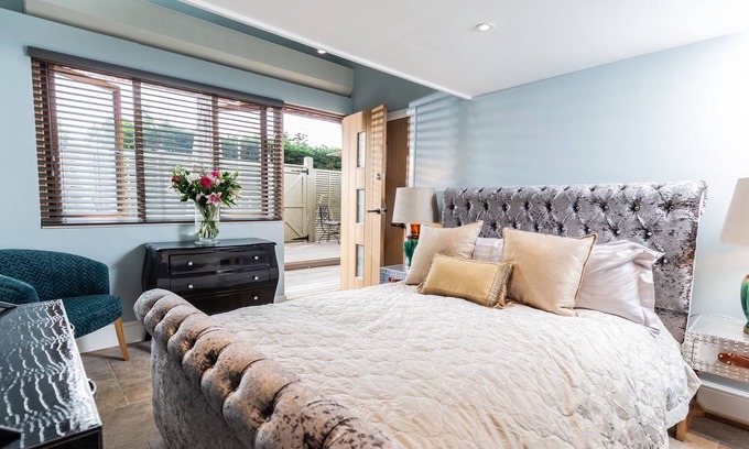 Painswick House | Luxury Self-Catered Barn Shared Ensuite with Bath