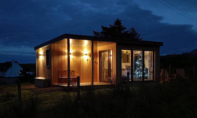 Digg Cabin | Luxury self-catering cabin - panoramic mountain views, short walk from the beach