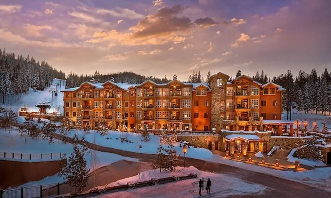 Truckee Resort | Luxury Ski In/Ski Out, 2 Large Bedrooms plus a Den, near gondola. Dec 27-Jan 3