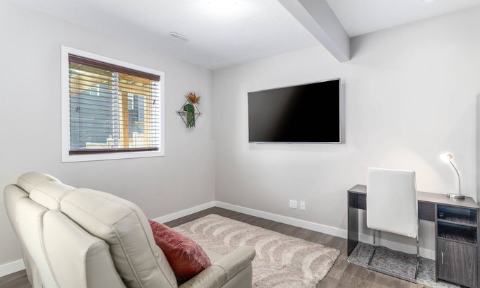 Northwest Calgary House | Luxury tastefully furnished 2 Bedroom Guest Suite in Calgary