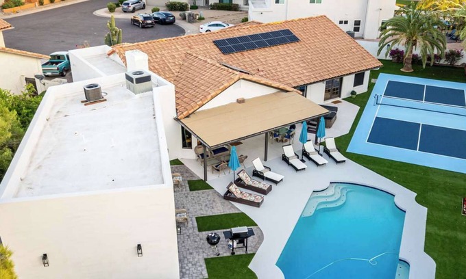 Santiago House | Luxury Villa 6BR home, 5 En-suite Bathrooms & Pool