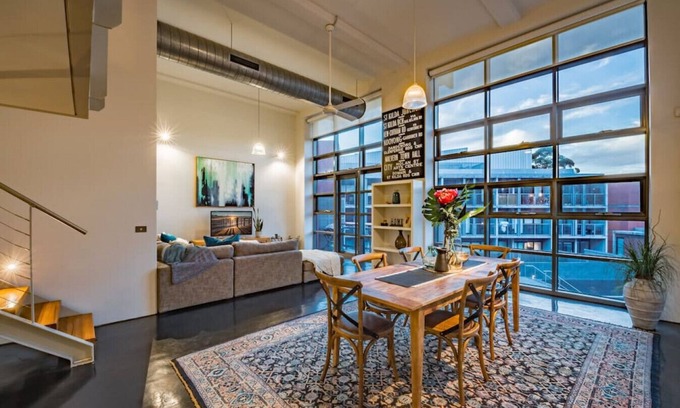 Abbotsford Apartment | Luxury warehouse apartment close to CBD