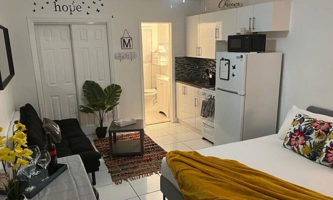 Parkside Condo | M - Lovely Budget Studio Fully Equipped at Hollywood