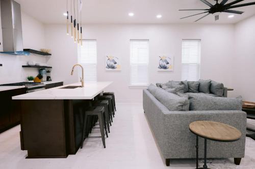 Tulane - Gravier Apartment | Magic canal