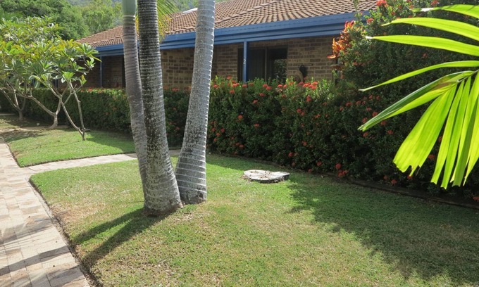 Arcadia Apartment | Magnetic Shores Unit 3 - Delightful tropical getaway across the road to beautiful Alma Bay