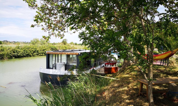 Portiragnes Boat Rental | Magnificent barge for 4 people on the Canal du Midi, 5 minutes from the beach