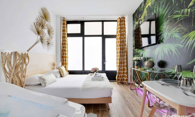 Montmartre Apartment | Magnificent Flat - 2br/6p - Champs Elysaes
