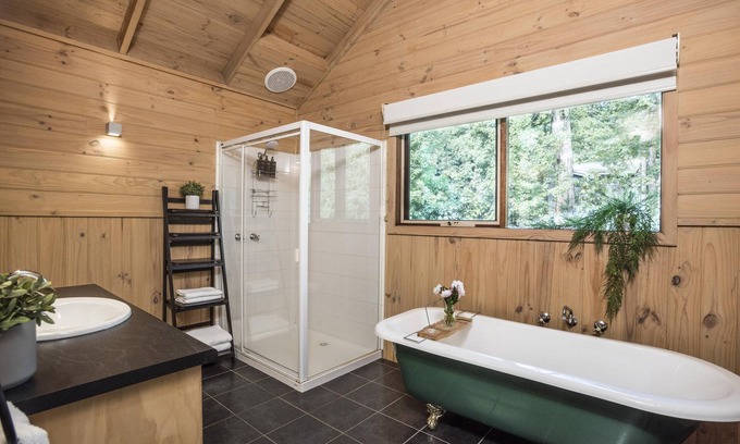 Sassafras Cabin | Magnolia Lodge - Cosy Lodge for Two! (infants welcome)