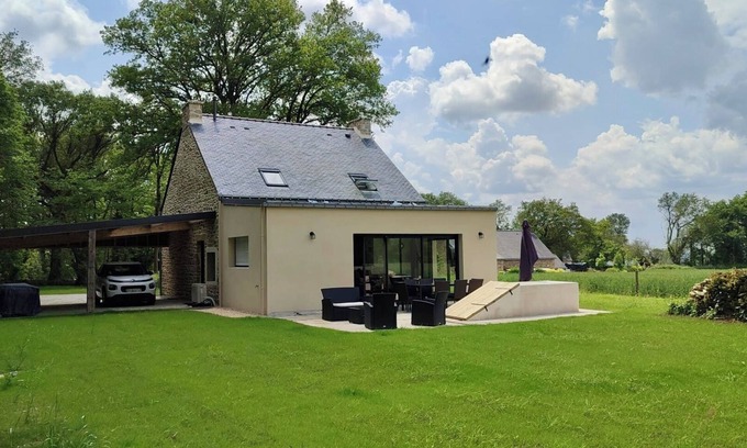 Grand-Champ House | Maison Bretonne Rénovée à 20 min des Plages, Parking Privé