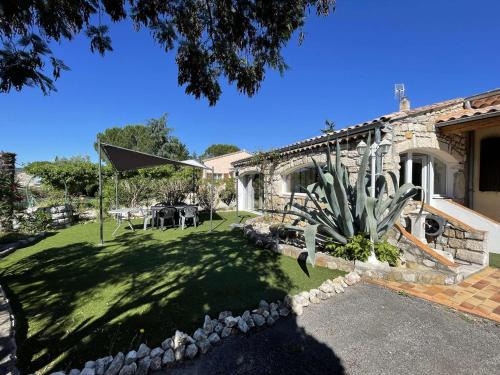 Vallon-Pont-d'Arc House | Maison climatisée avec jardin près du centre de Vallon Pont d'Arc - 6 couchages - FR-1-382-112