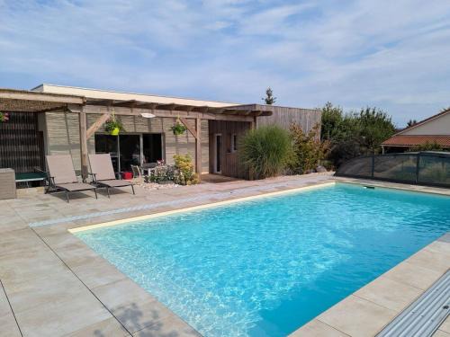 Dounoux House | Maison de vacances raffinée avec terrasse et piscine partagée - FR-1-589-837