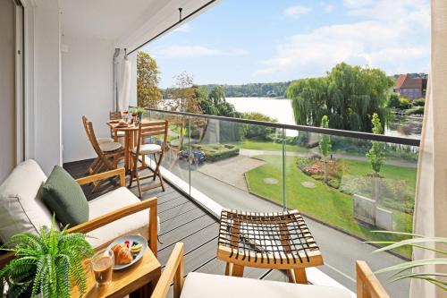 Moelln Apartment | MAISUITES Eisvogel - Zentrale Luxuswohnung mit direktem Seeblick I Bis 4 Personen I Premiumküche I Boxspringbett I Kaffeevollautomat I Parkplatz I Barrierearm & Aufzug