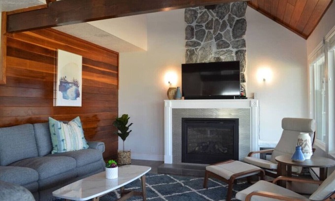Garden City House | Majestic Cabin overlooking the Lake!