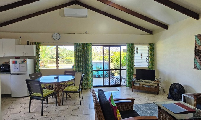 Ngatangiia Cottage | Mango Cottage with A/C, Unlimited Wifi, Plunged pool