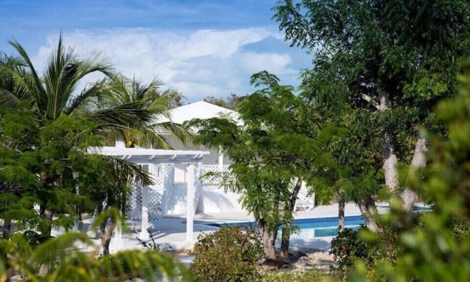 Providenciales Apartment | Manisa 2BR - Pool and Tennis. Family Friendly, Close to beach, Central and Quiet