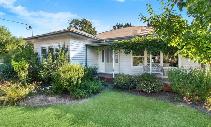 Mansfield House | Mansfield Family Getaway - sleeps 10