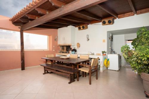 Kropia Apartment | Maria's Airport Apartment, 4' metro, 10' airport, 15' beach, 40' city center