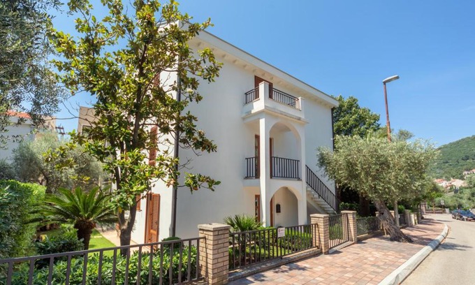 Petrovac Apartment | MarkoKop