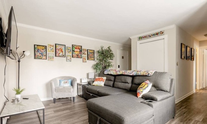 Country Club Plaza Area Apartment | Marvel Comics 2 Bedroom Apt on the KC Plaza w/Pool