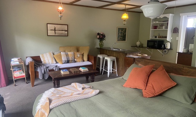 Matakana Cottage | Matakana Waterfall Hideaway & Retro Store