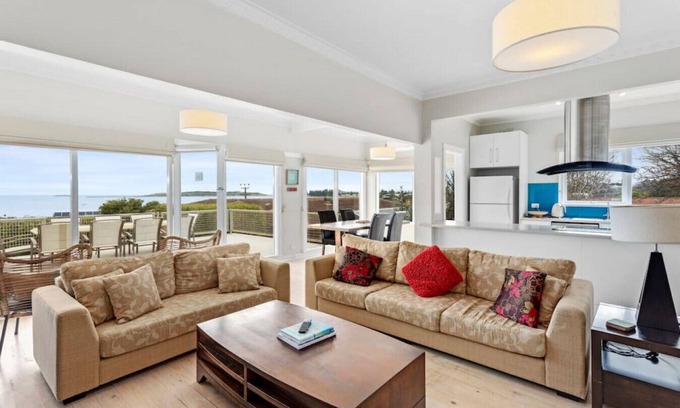 McCracken House | McCracken Cottage with Harbour Views