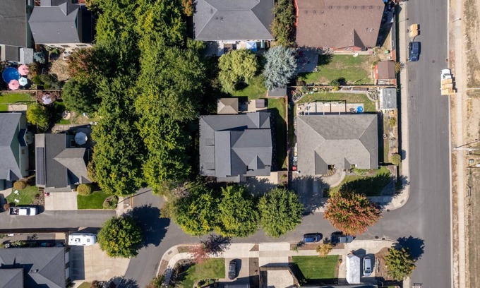 McMinnville House | McMinnvile Suburban Oasis, Pet Friendly, Hot Tub, Epic Covered Patio, 1.5 Miles 2 Museum & Waterpark