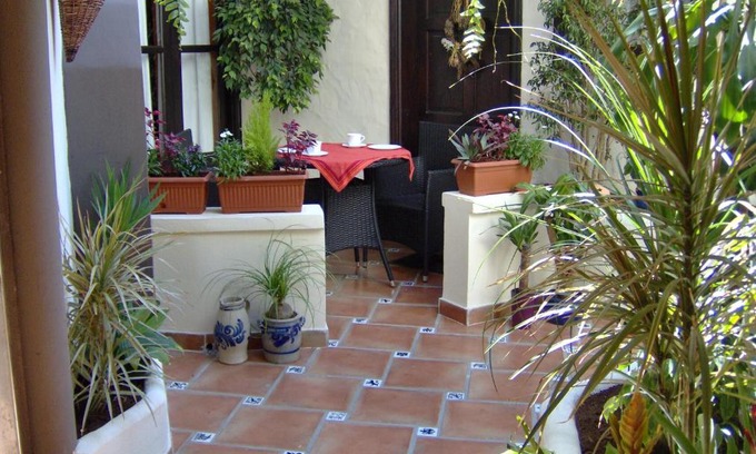 El Guincho Apartment | Mediterranean holiday home with small patio-terrace
