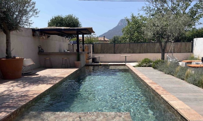 La Farlede Villa | Mediterranean villa, swimming pool and pétanque court
