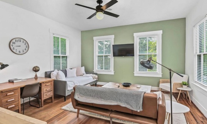 Columbia Apartment | Melrose Heights 1BR | Mins to USC | Sleeps 4!