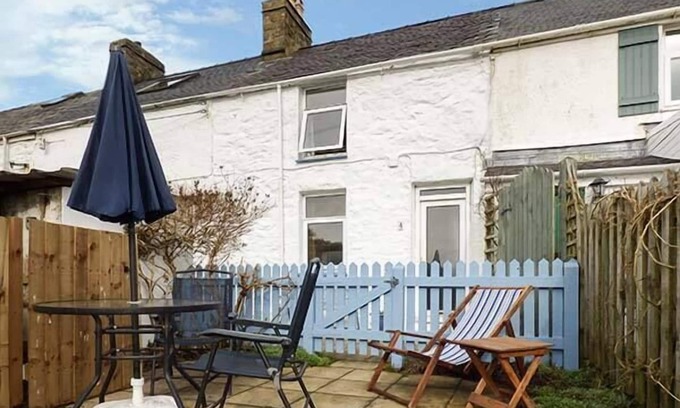 Llithfaen Cottage | MERLIN, pet friendly, character holiday cottage in Llithfaen