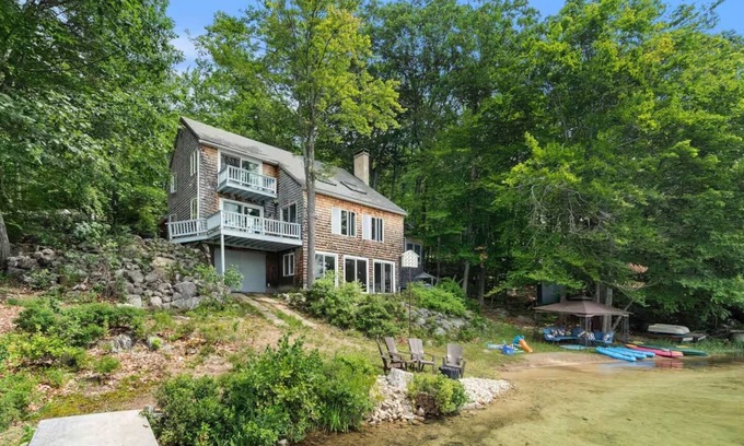 New Durham House | Merrymeeting Lake Private Beach, Gazebo & Hot Tub