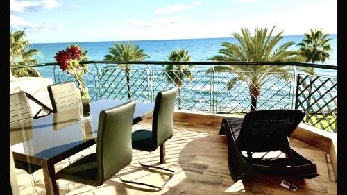Sitio de Calahonda Apartment | MI CAPRICHO B17 Beachfront Apartment