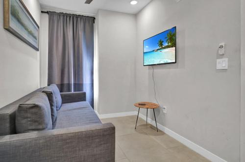 East Little Havana Apartment | Miami Flats - Self Check-in and 1 Free Parking