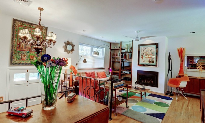 Woodstock House | Mid-Century Modern House Convenient to All that Woodstock has to Offer.
